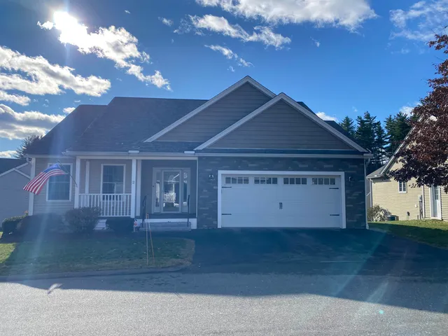 $675,000 | 2 Benning Street, Amherst, NH 03031