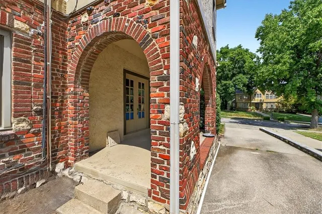 $775,000 | 441 West 67th Street, Kansas City, MO 64113