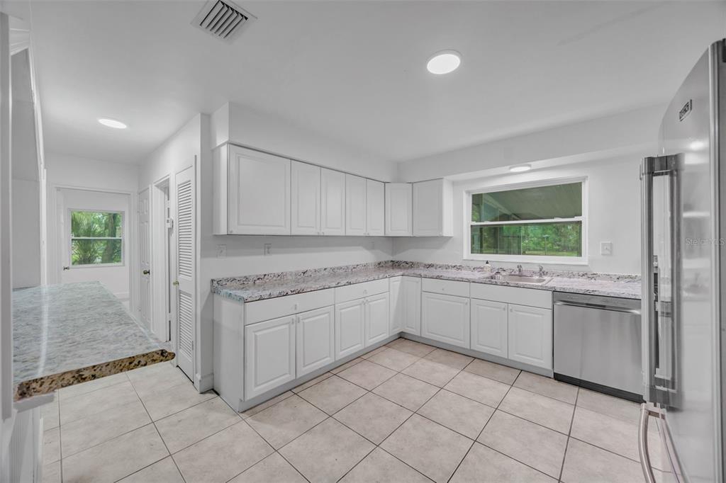 308 South Kingsway Road Seffner, FL 33584 - Photo 10 of 31