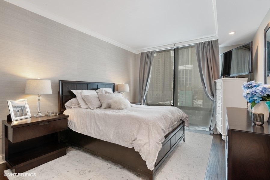 744 North Clark Street, Unit 501 Chicago, IL 60654 - Photo 9 of 16 a bedroom with a bed and a potted plant