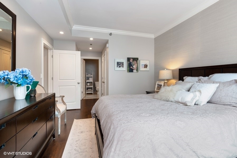 744 North Clark Street, Unit 501 Chicago, IL 60654 - Photo 10 of 16 a bedroom with a bed and a potted plant