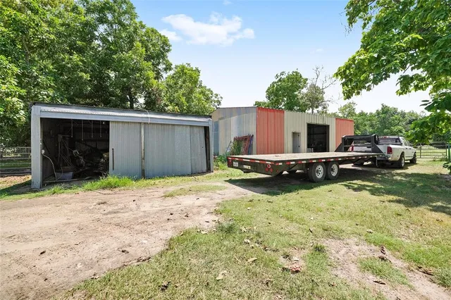 a view of a backyard