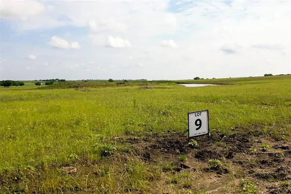a sign that is sitting in the river near a lake