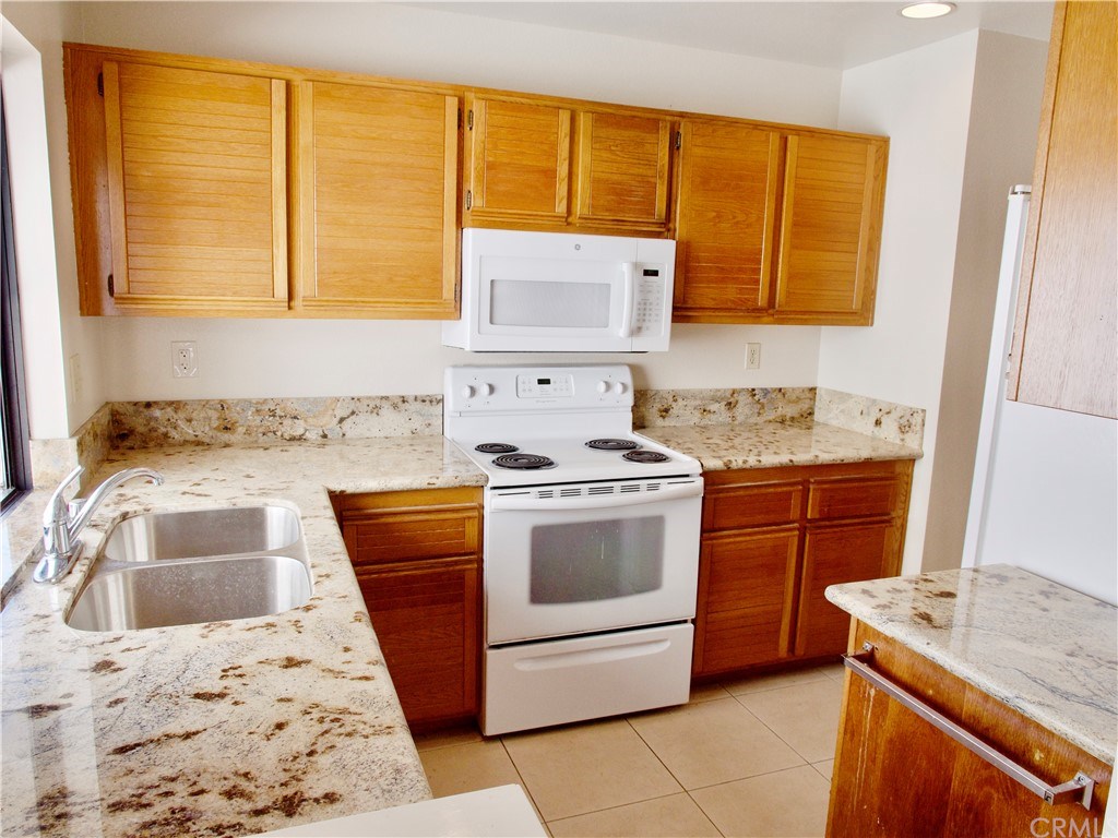 15 Robinsong, Unit 160 Irvine, CA 92614 - Photo 11 of 31 Granite counter tops and built in microwave