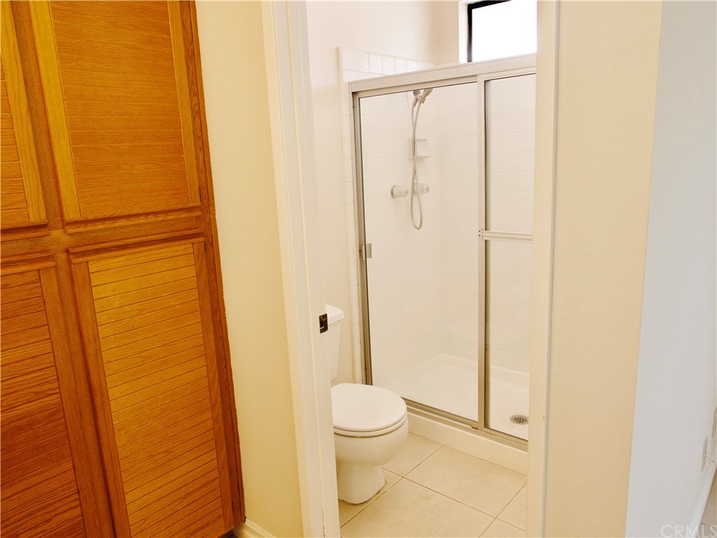 15 Robinsong, Unit 160 Irvine, CA 92614 - Photo 17 of 31 Master bathroom