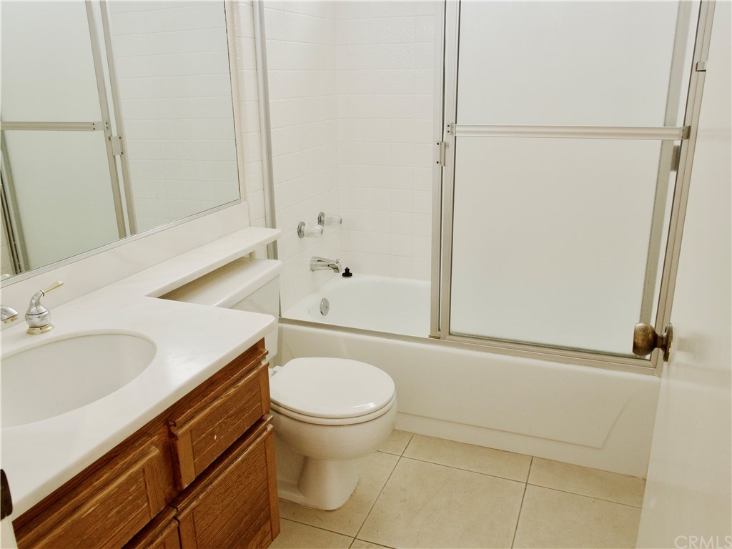 15 Robinsong, Unit 160 Irvine, CA 92614 - Photo 20 of 31 Guest bathroom with full bathtub