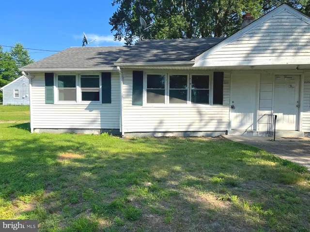 a view of house with a yard