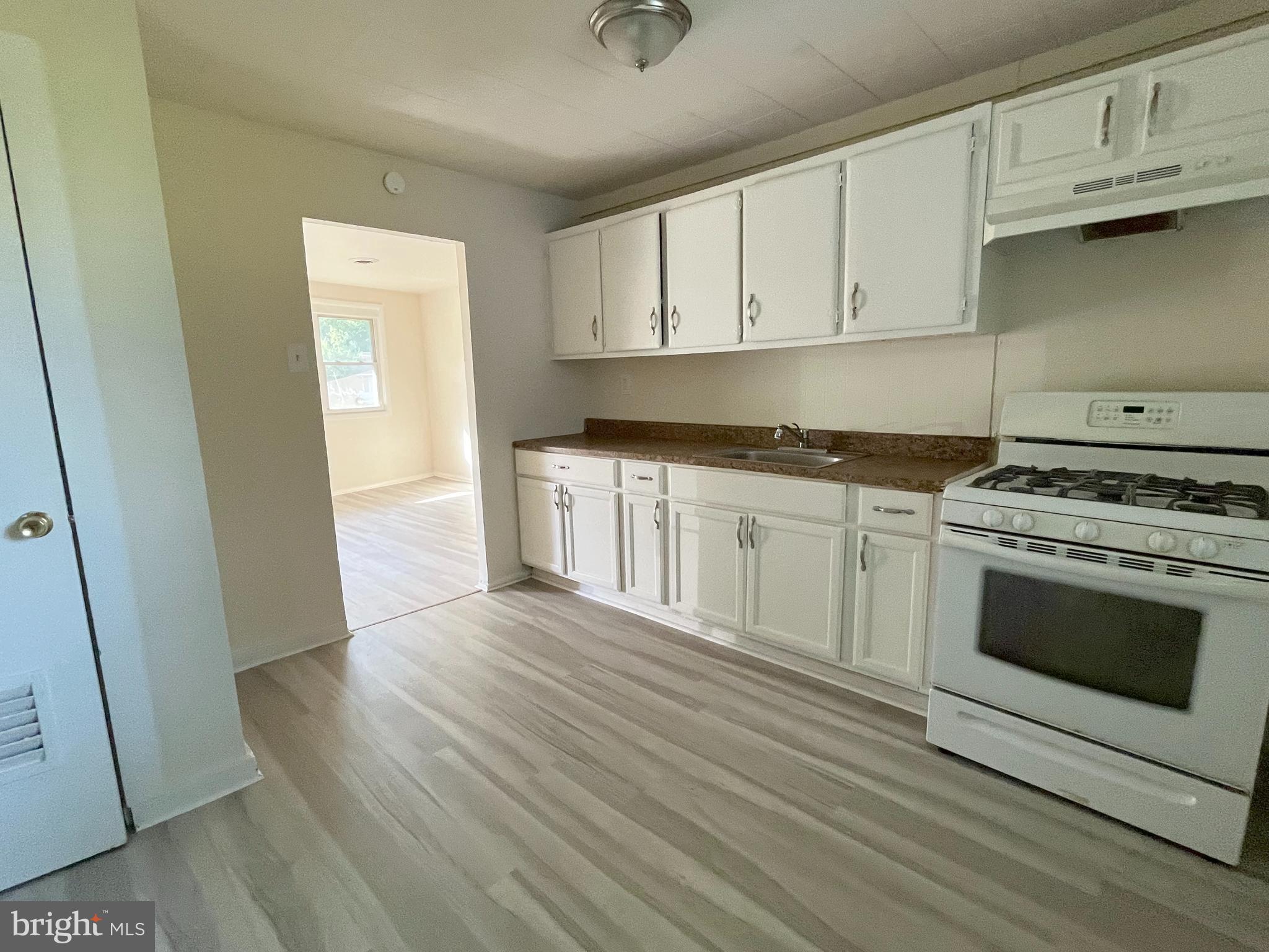 227 Kinsley Road Pemberton, NJ 08068 - Photo 6 of 18 a kitchen with granite countertop a stove a sink and a refrigerator