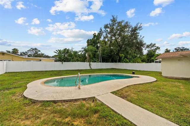 a view of a backyard