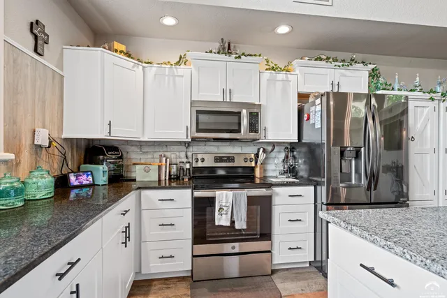 $379,950 | 4815 Cheyenne Lane, McLouth, KS 66054