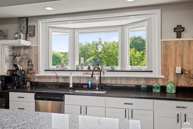 $379,950 | 4815 Cheyenne Lane, McLouth, KS 66054