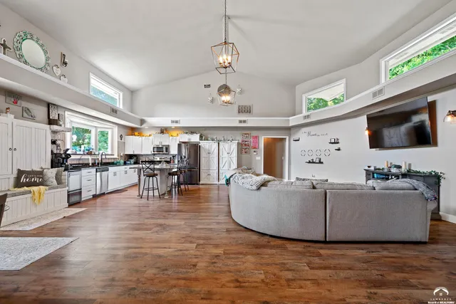 $379,950 | 4815 Cheyenne Lane, McLouth, KS 66054