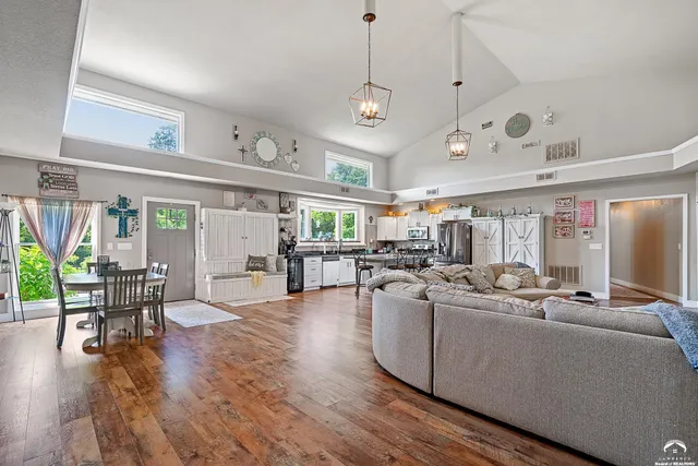 $379,950 | 4815 Cheyenne Lane, McLouth, KS 66054