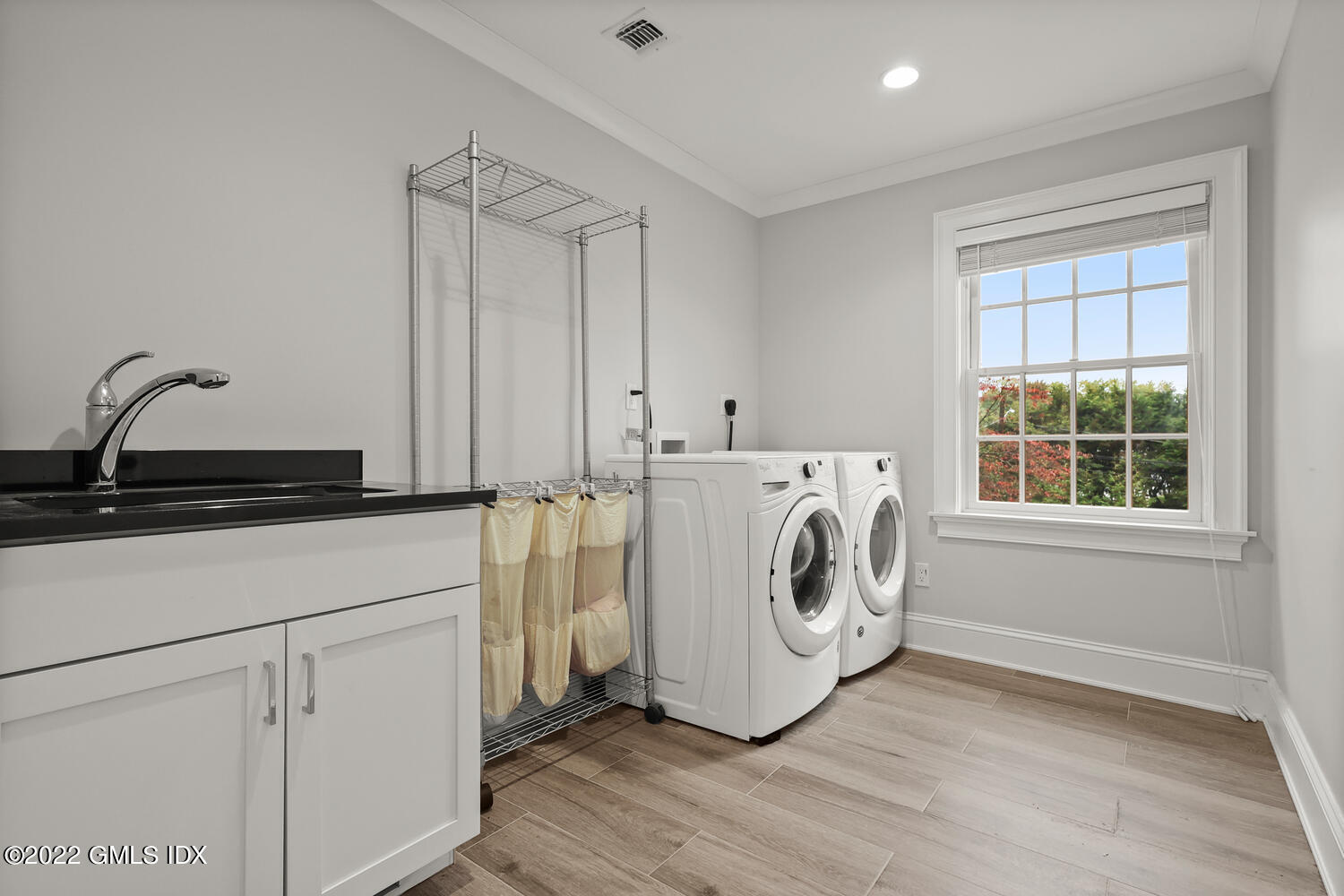 24 Neil Lane Riverside, CT 06878 - Photo 25 of 36 a utility room with dryer and washer