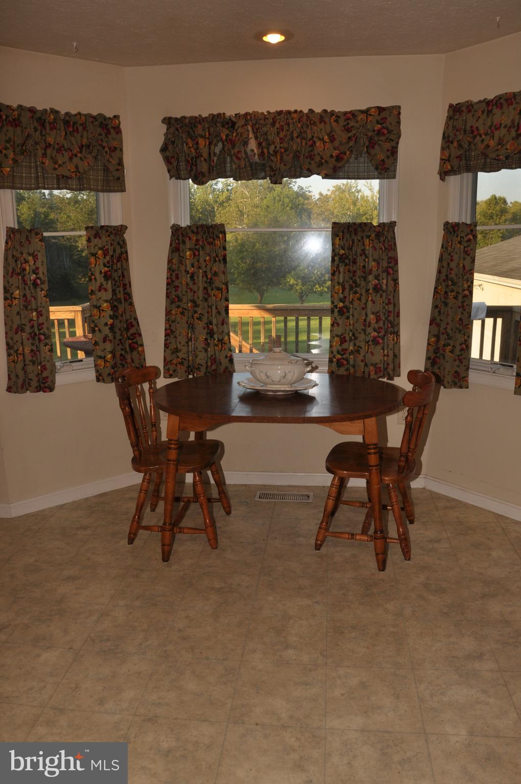 92 River Bend Road Kearneysville, WV 25430 - Photo 15 of 27 Kitchen Eat In area