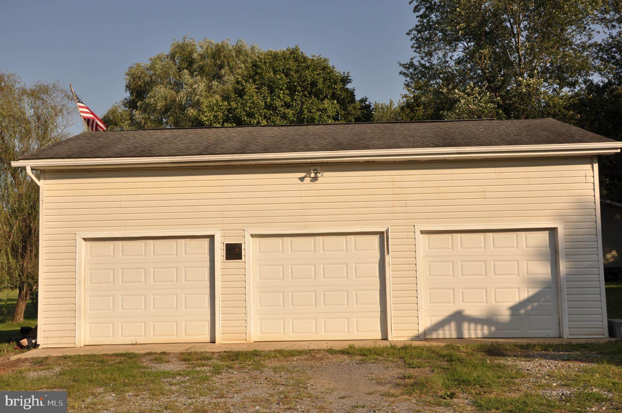 92 River Bend Road Kearneysville, WV 25430 - Photo 5 of 27 3 Car Garage