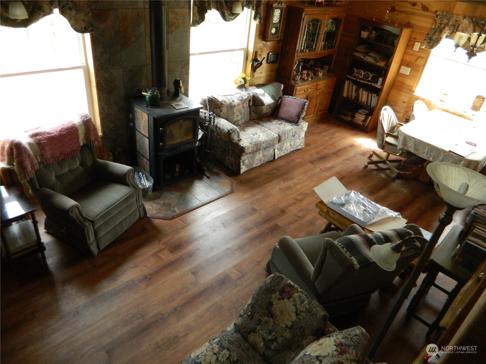 16 King Road Tonasket, WA 98855 - Photo 28 of 34 a living room with furniture and a window