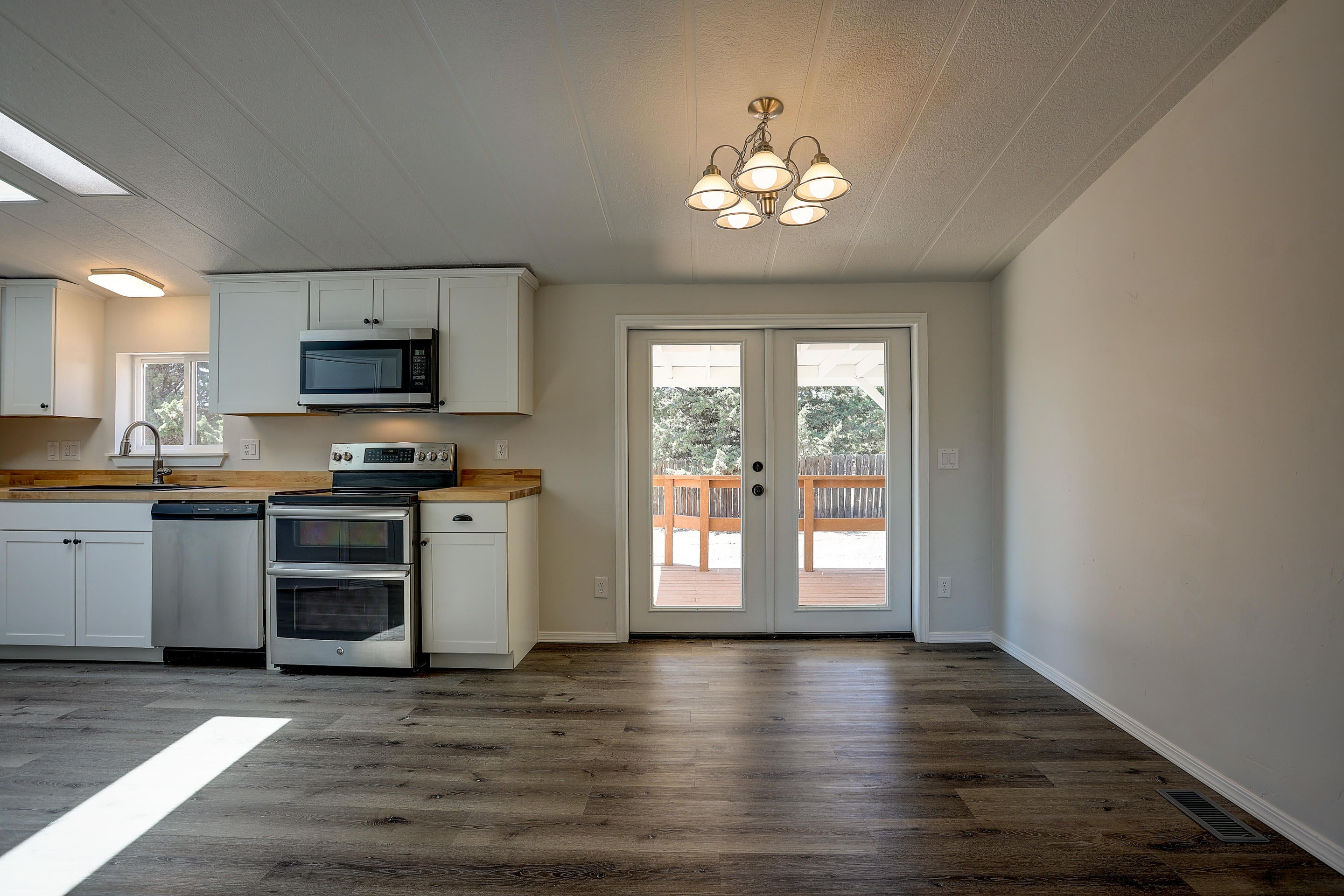 8085 Southwest Crater Loop Road Terrebonne, OR 97760 - Photo 9 of 26 dining
