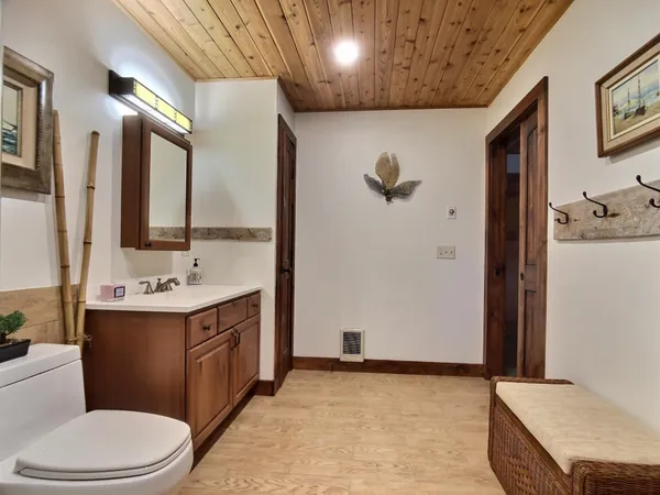 $1,279,000 | 1099 East Shore Road, Isle La Motte, VT 05463