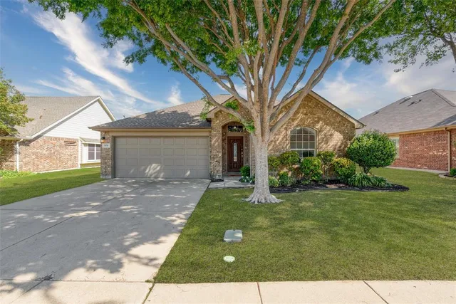 a view of a yard in front of a house