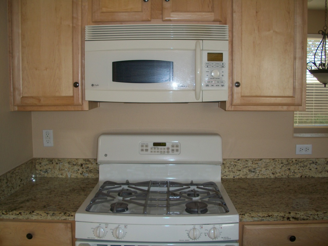 6631 South Classic Way Gilbert, AZ 85298 - Photo 11 of 40 Gas stove!