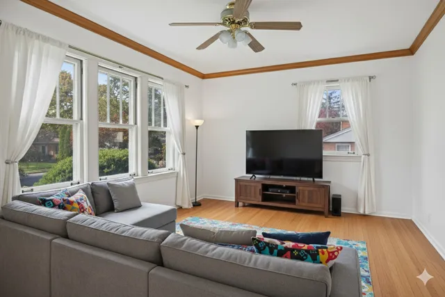 $365,000 | 543 Columbia Avenue, Des Plaines, IL 60016