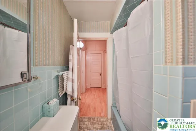 $279,000 | 30 South 16th Street, Wilson, PA 18042