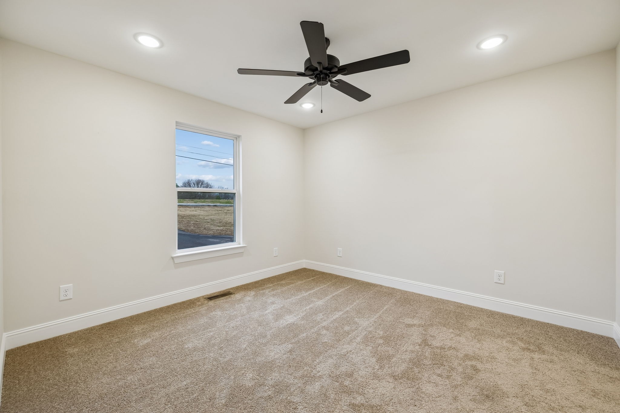 1015 Landing Lane Adams, TN 37010 - Photo 13 of 27 an empty room