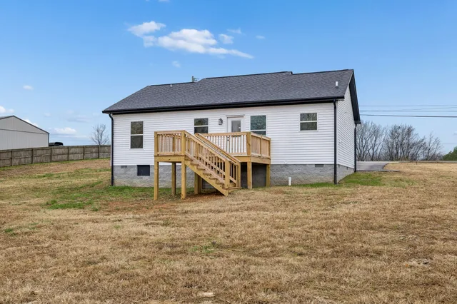 a view of a yard with a house