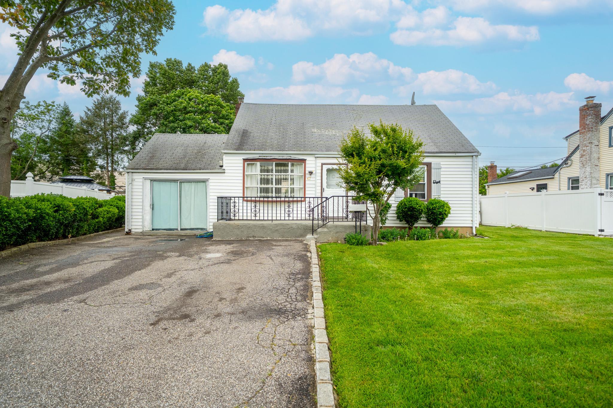 Cape cod-style house with roof with shingles