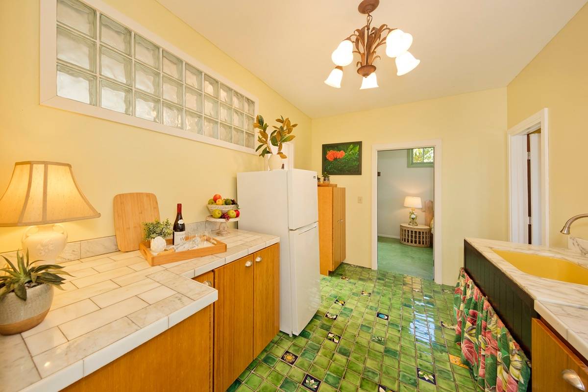 18-3952 Canney Road Mountain View, HI 96771 - Photo 24 of 30 a spacious bathroom with a double vanity sink and a mirror