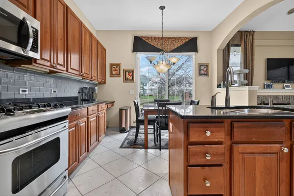$639,900 | 2072 Inverness Drive, Vernon Hills, IL 60061
