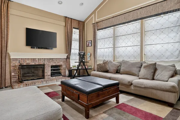 $639,900 | 2072 Inverness Drive, Vernon Hills, IL 60061