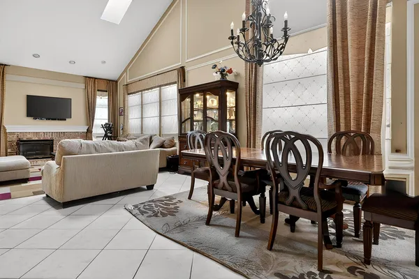 $639,900 | 2072 Inverness Drive, Vernon Hills, IL 60061