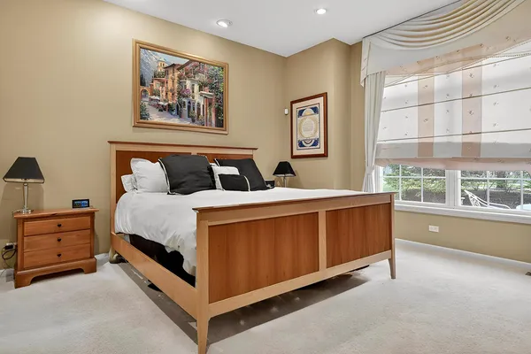 $639,900 | 2072 Inverness Drive, Vernon Hills, IL 60061