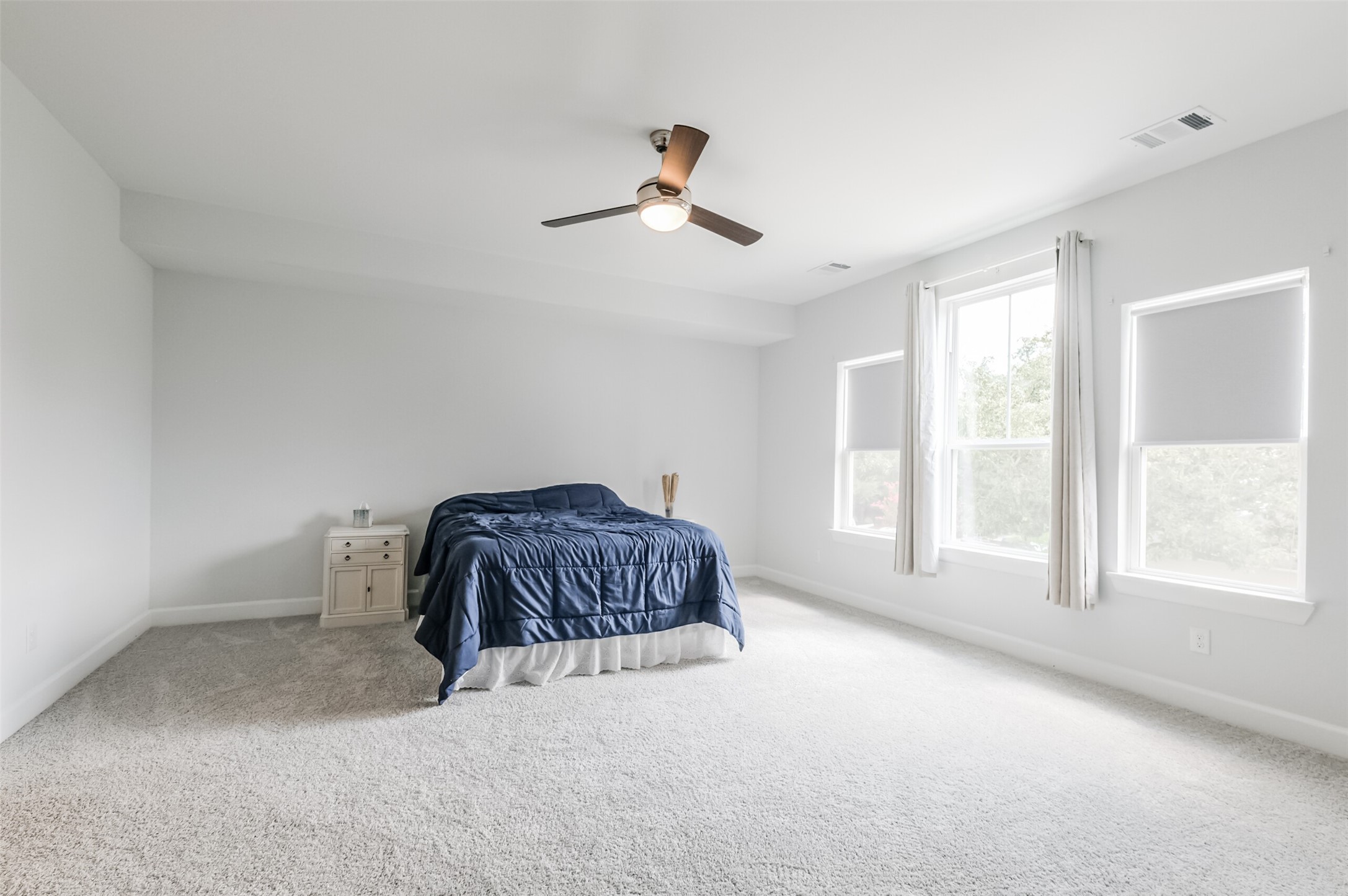 307 Parker Street Houston, TX 77007 - Photo 13 of 25 a bedroom with a bed and a window