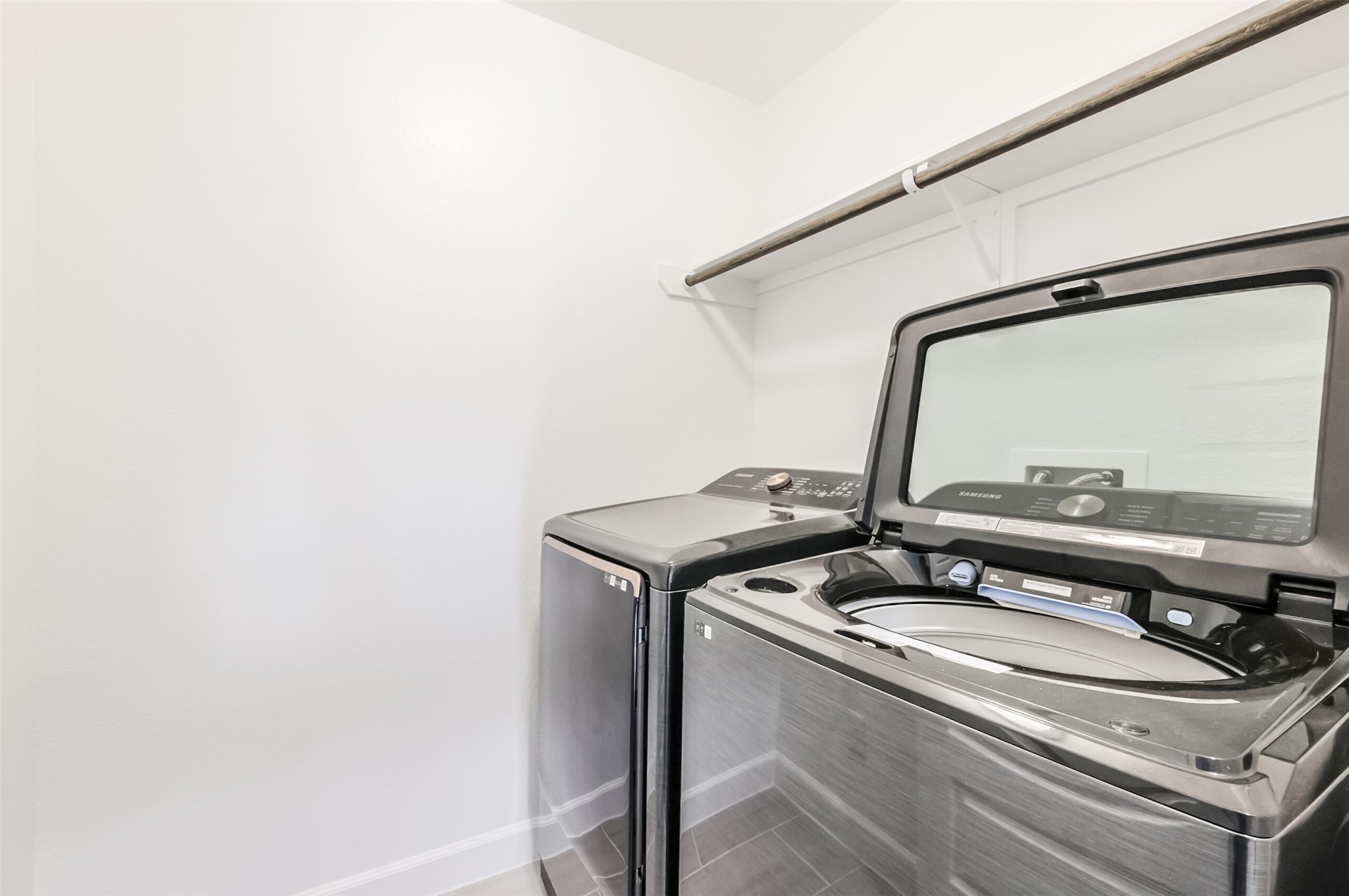307 Parker Street Houston, TX 77007 - Photo 19 of 25 a bathroom with a sink and a mirror