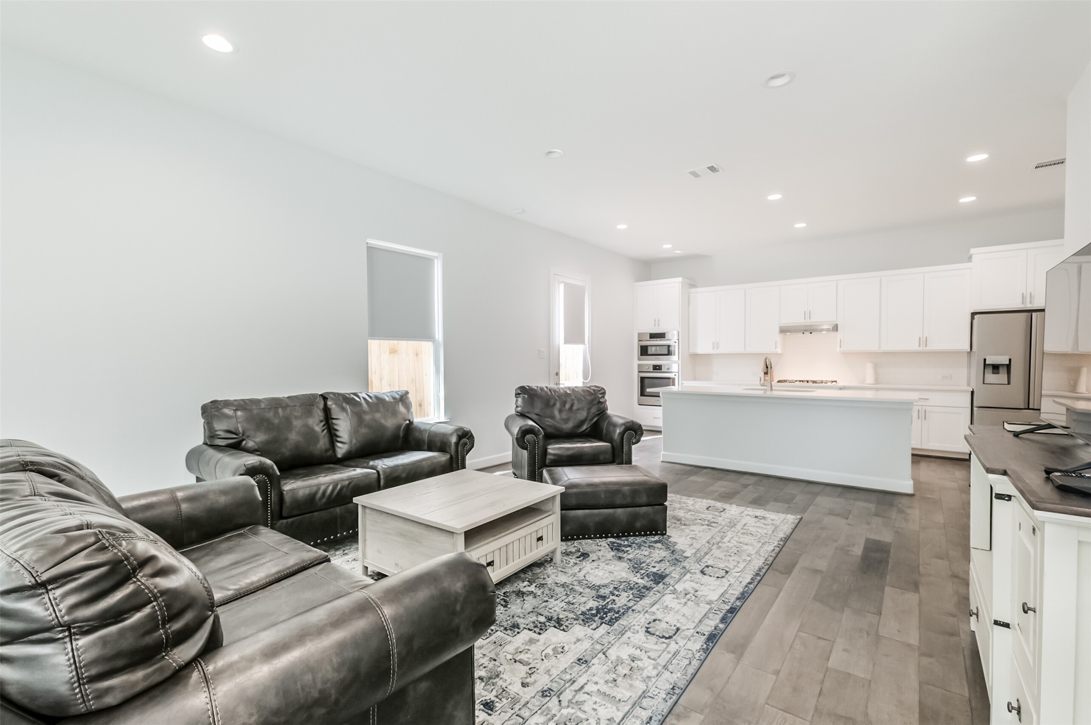 307 Parker Street Houston, TX 77007 - Photo 3 of 25 a living room with furniture and kitchen view