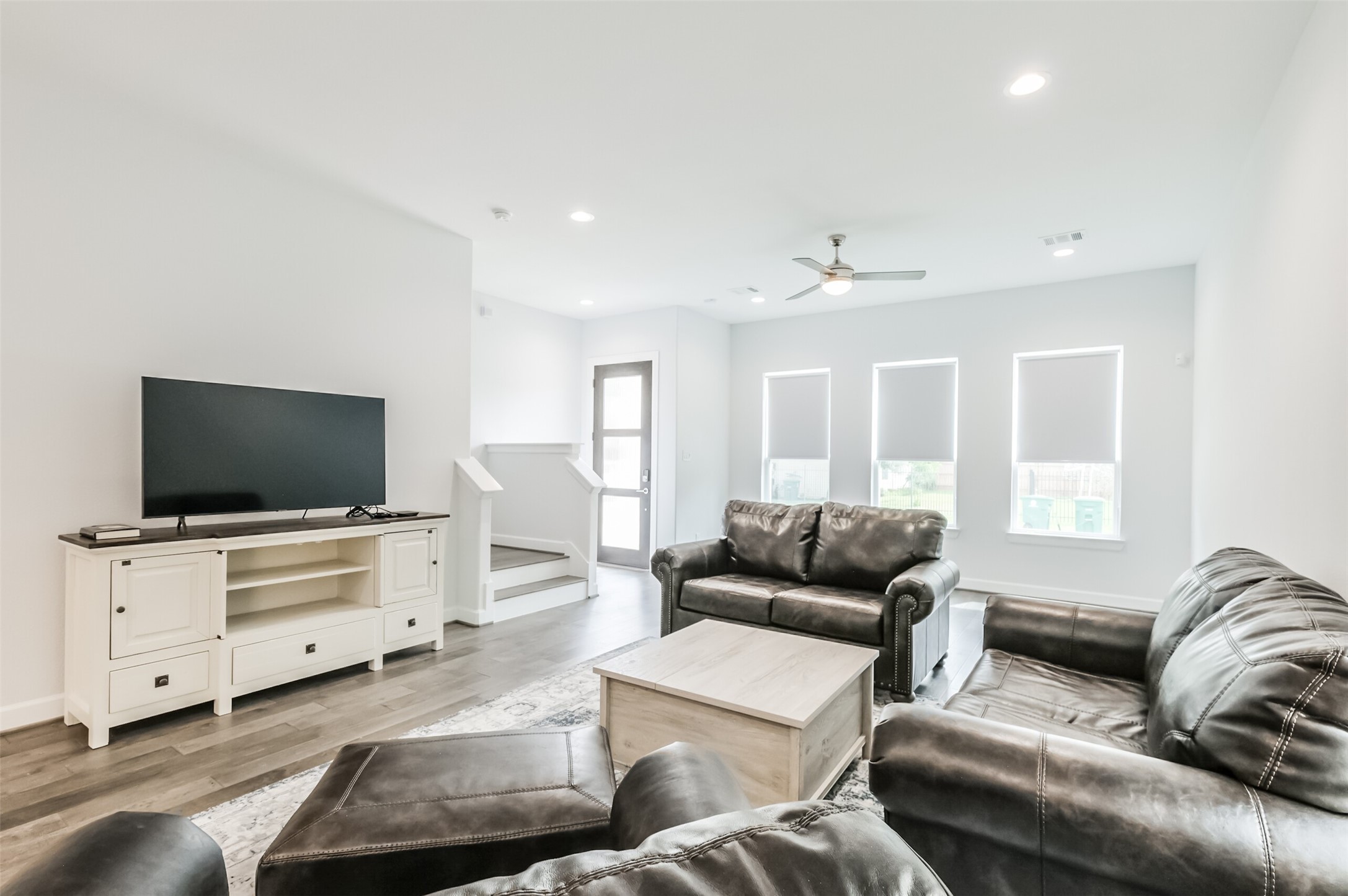 307 Parker Street Houston, TX 77007 - Photo 5 of 25 a living room with furniture and a flat screen tv
