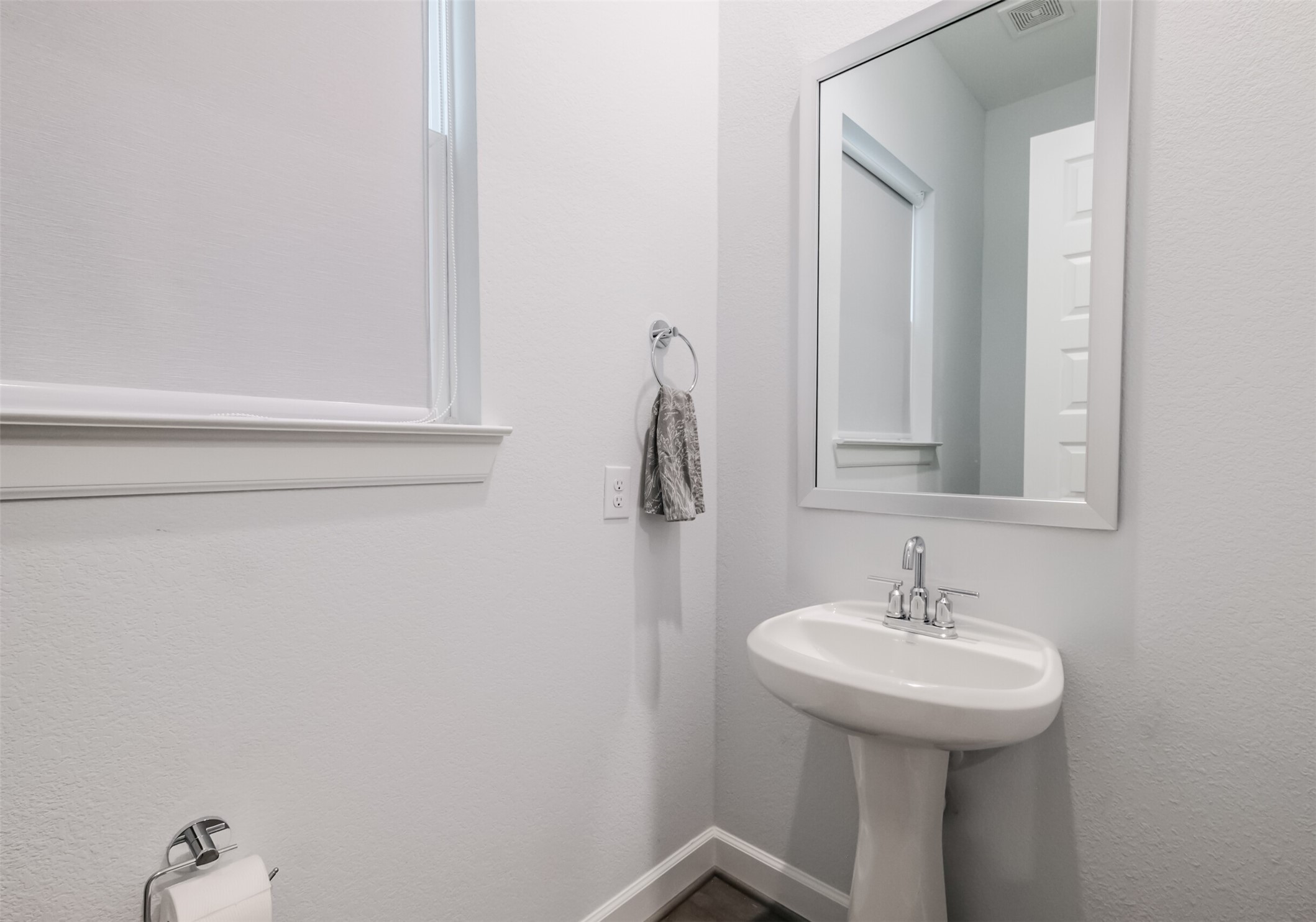 307 Parker Street Houston, TX 77007 - Photo 9 of 25 a bathroom with a sink and mirror