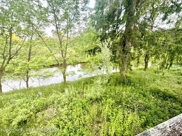 a view of yard with green space