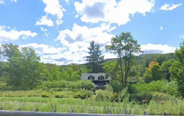 a view of yard with green space