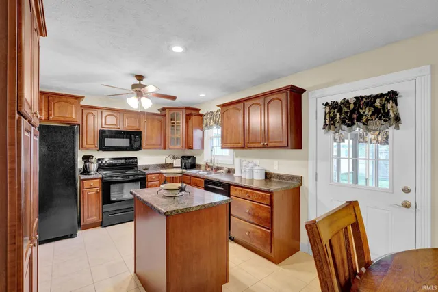 $206,900 | 525 South 8th Avenue, Haubstadt, IN 47639