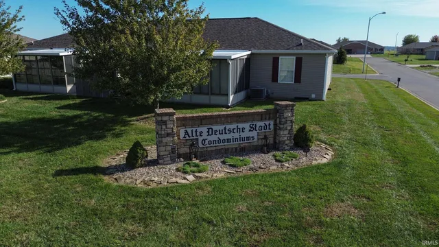 $206,900 | 525 South 8th Avenue, Haubstadt, IN 47639