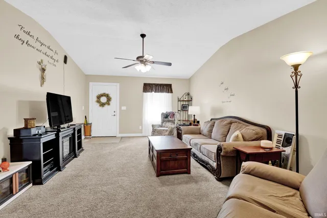 $206,900 | 525 South 8th Avenue, Haubstadt, IN 47639