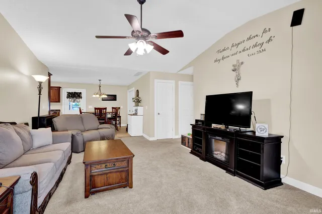 $206,900 | 525 South 8th Avenue, Haubstadt, IN 47639