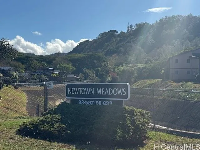 a sign that is sitting on a brick wall