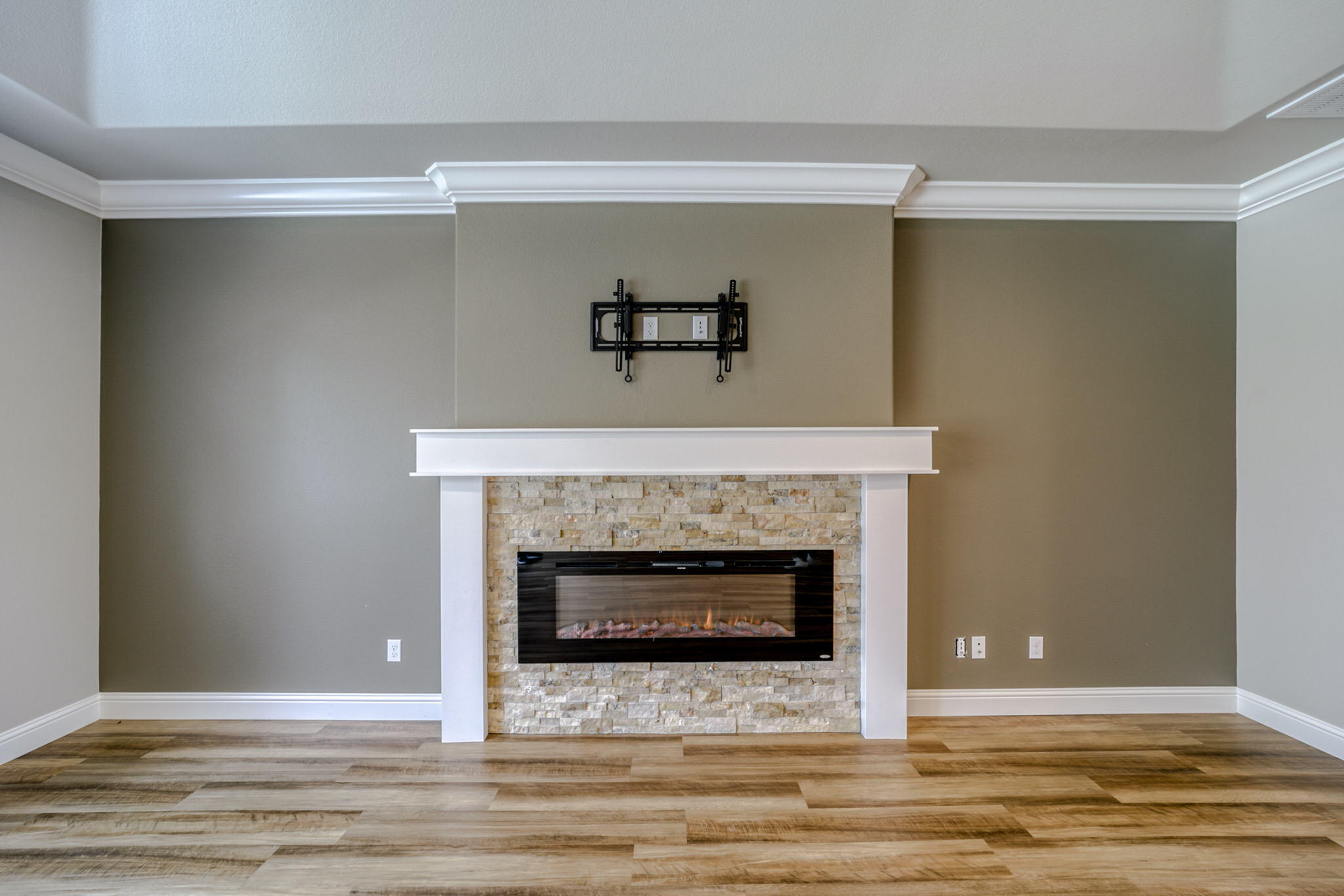 4585 Risstay Way Shasta Lake, CA 96019 - Photo 6 of 46 Oversized fireplace