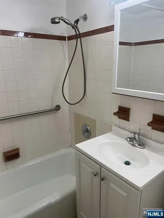 $2,000 | 515 Anderson Avenue, Unit 6B, Cliffside Park, NJ 07010