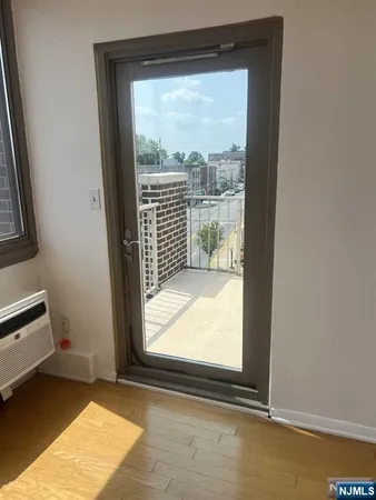 $2,000 | 515 Anderson Avenue, Unit 6B, Cliffside Park, NJ 07010